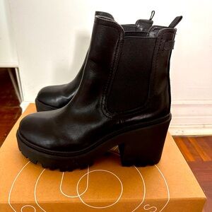 Chelsea boot with lugg heal